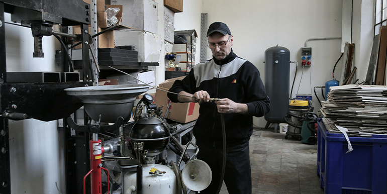 RETRUE air bag suspension maintenance workshop providing professional service, air spring inspection, suspension troubleshooting, and towing performance support